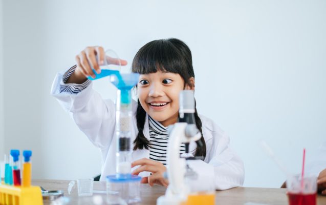 child learning science